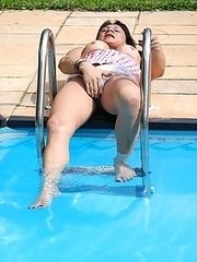 Tempting shemale posing by pool