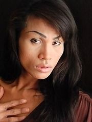 Amateur tranny stroking and cumming